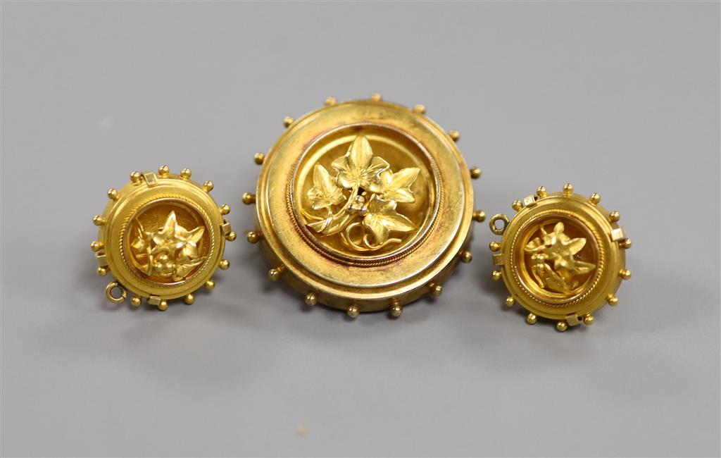 A Victorian yellow metal circular mourning brooch with foliate motif, 28mm and a pair of matching earstuds, gross 13.6 grams.